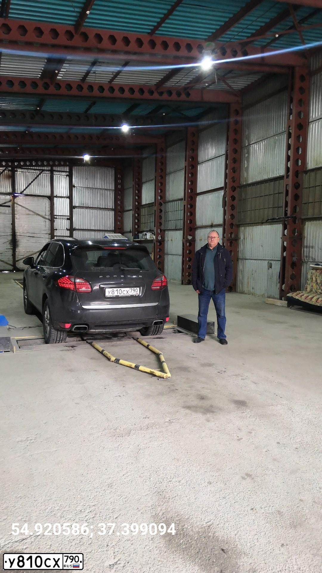 Фото автомобиля PORSCHE CAYENNE, 2012 — госномер Е034ЕЕ62. Цвет: ЧЕРНЫЙ