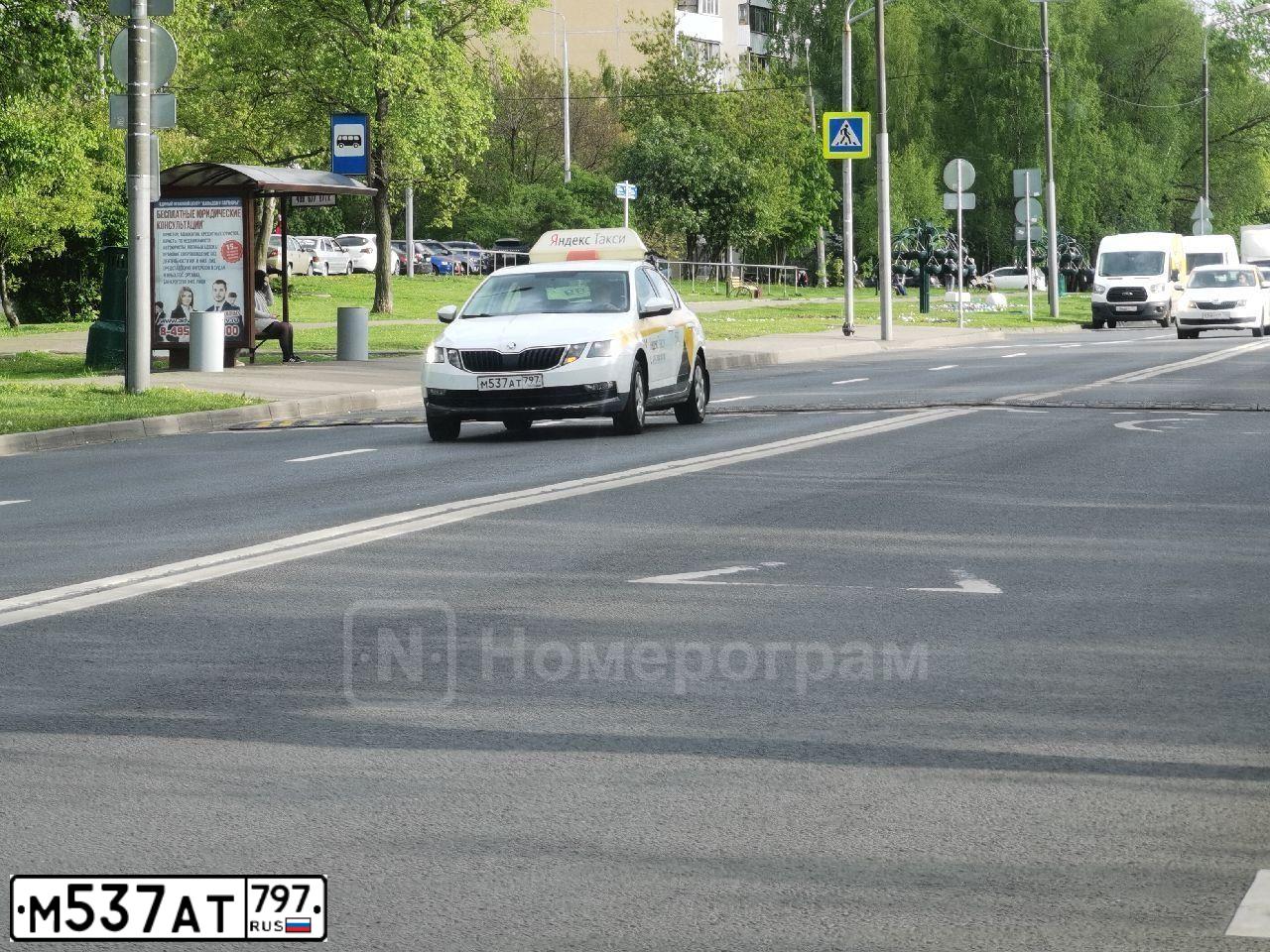 Фото автомобиля SKODA OCTAVIA, 2020 — госномер М537АТ797. Цвет: БЕЛЫЙ-ЖЕЛТЫЙ-СЕРЫЙ