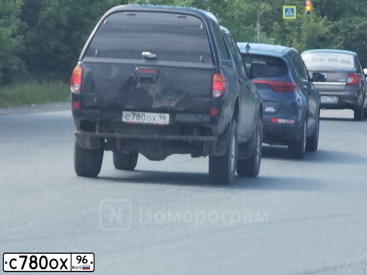 Фото автомобиля MITSUBISHI L 200, 2011 — госномер С780ОХ96. Цвет: ЧЕРНЫЙ