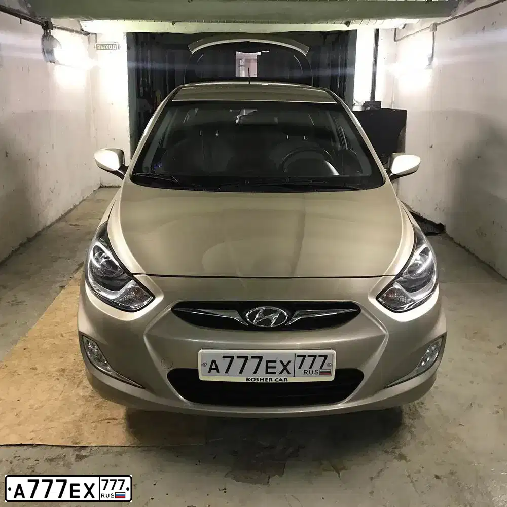 Фото автомобиля HYUNDAI SOLARIS, 2014 — госномер А777ЕХ777. Цвет: БЕЖЕВО-СЕРЫЙ