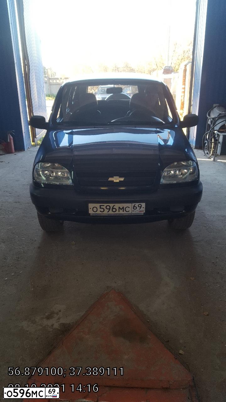 Фото автомобиля CHEVROLET NIVA, 2008 — госномер Х273ТО69. Цвет: Черно-синий металлик