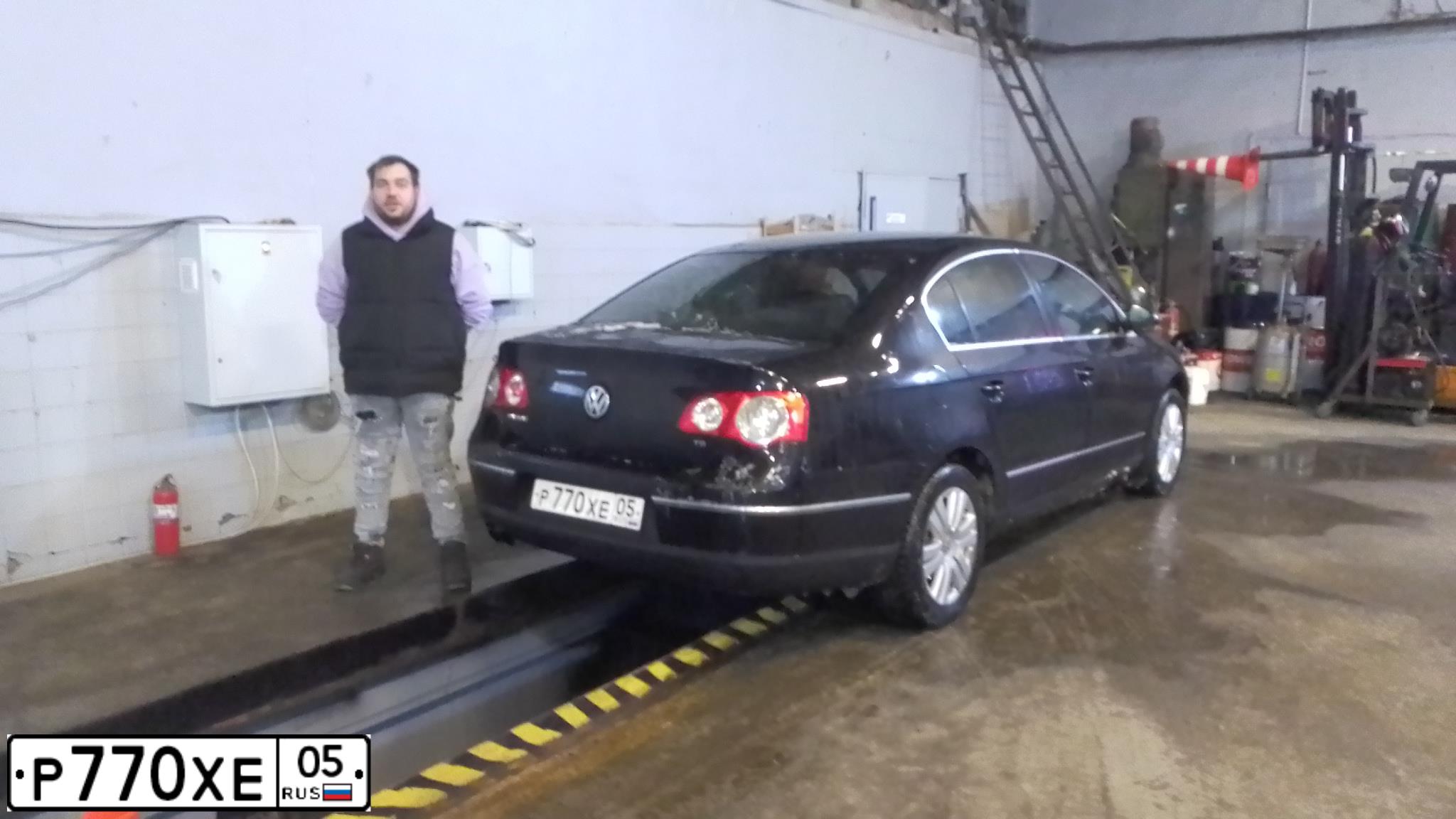 Фото автомобиля VOLKSWAGEN PASSAT, 2006 — госномер Е447ЕВ150. Цвет: ЧЕРНЫЙ