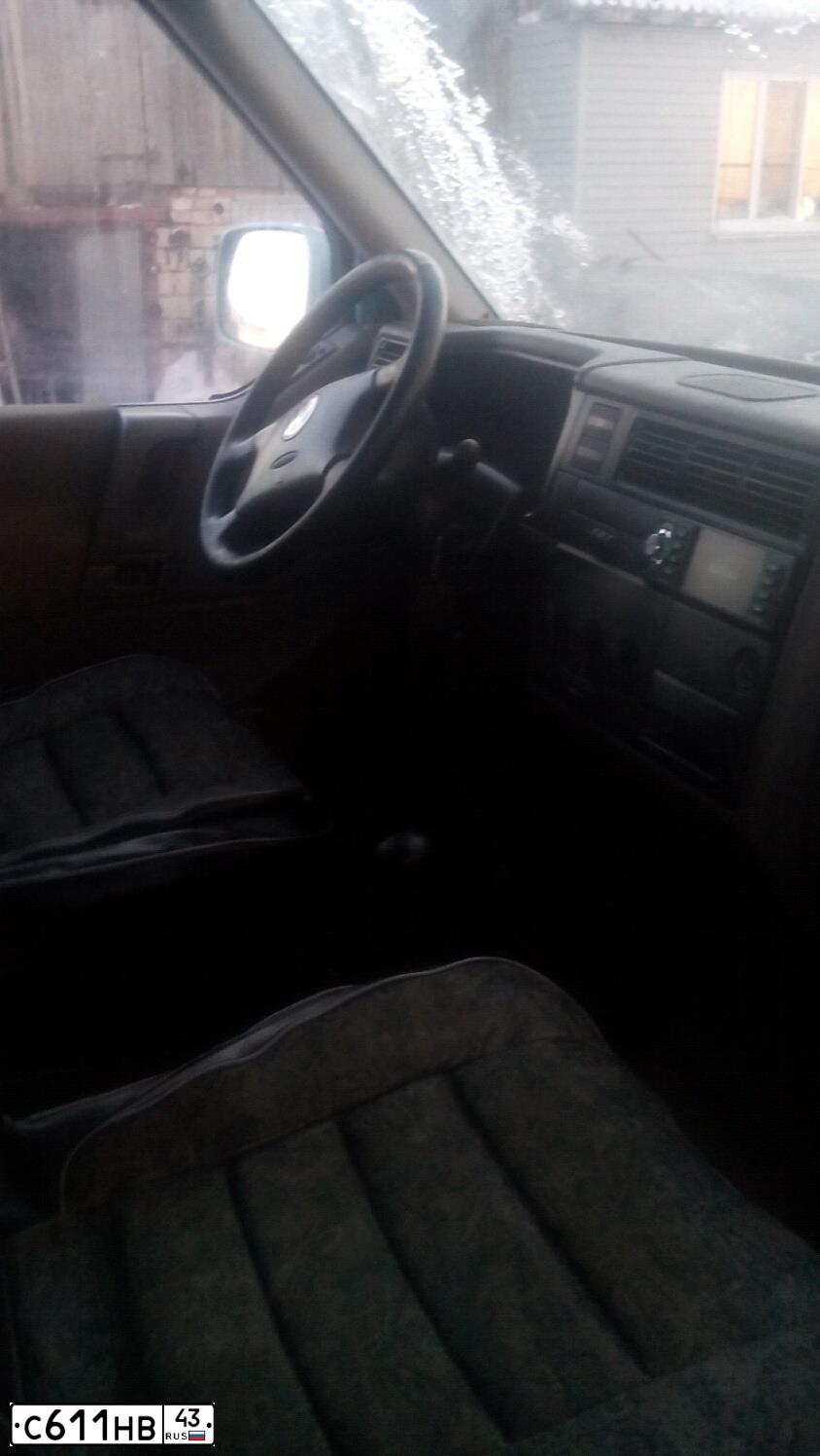 Фото автомобиля VOLKSWAGEN TRANSPORTER, 1997 — госномер С611НВ43. Цвет: СИНИЙ