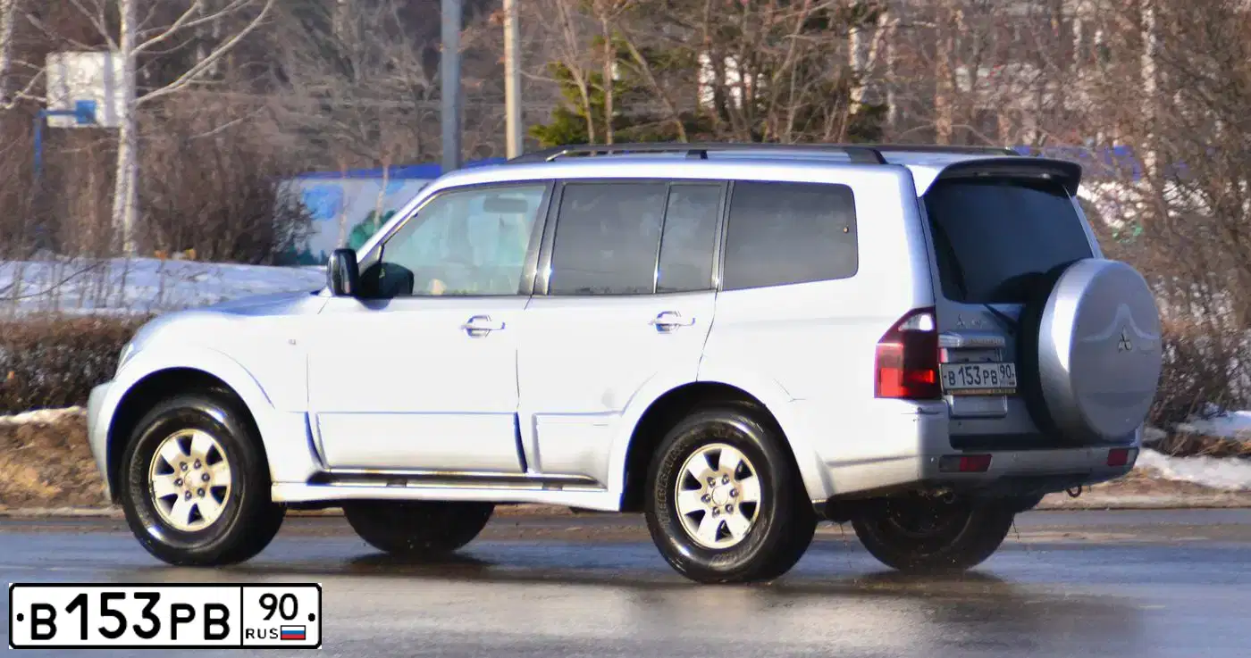 Фото автомобиля MITSUBISHI PAJERO, 2004 — госномер М330ТВ799. Цвет: СЕРЫЙ