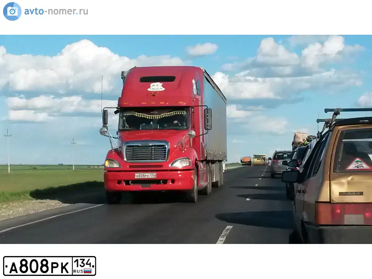 Фото автомобиля FREIGHTLINER COLUMBIA, 2005 — госномер А808РК134. Цвет: КРАСНЫЙ