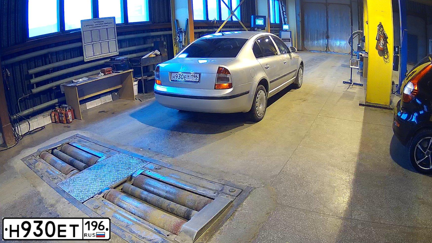 Фото автомобиля SKODA SUPERB, 2007 — госномер Н930ЕТ196. Цвет: СЕРЫЙ
