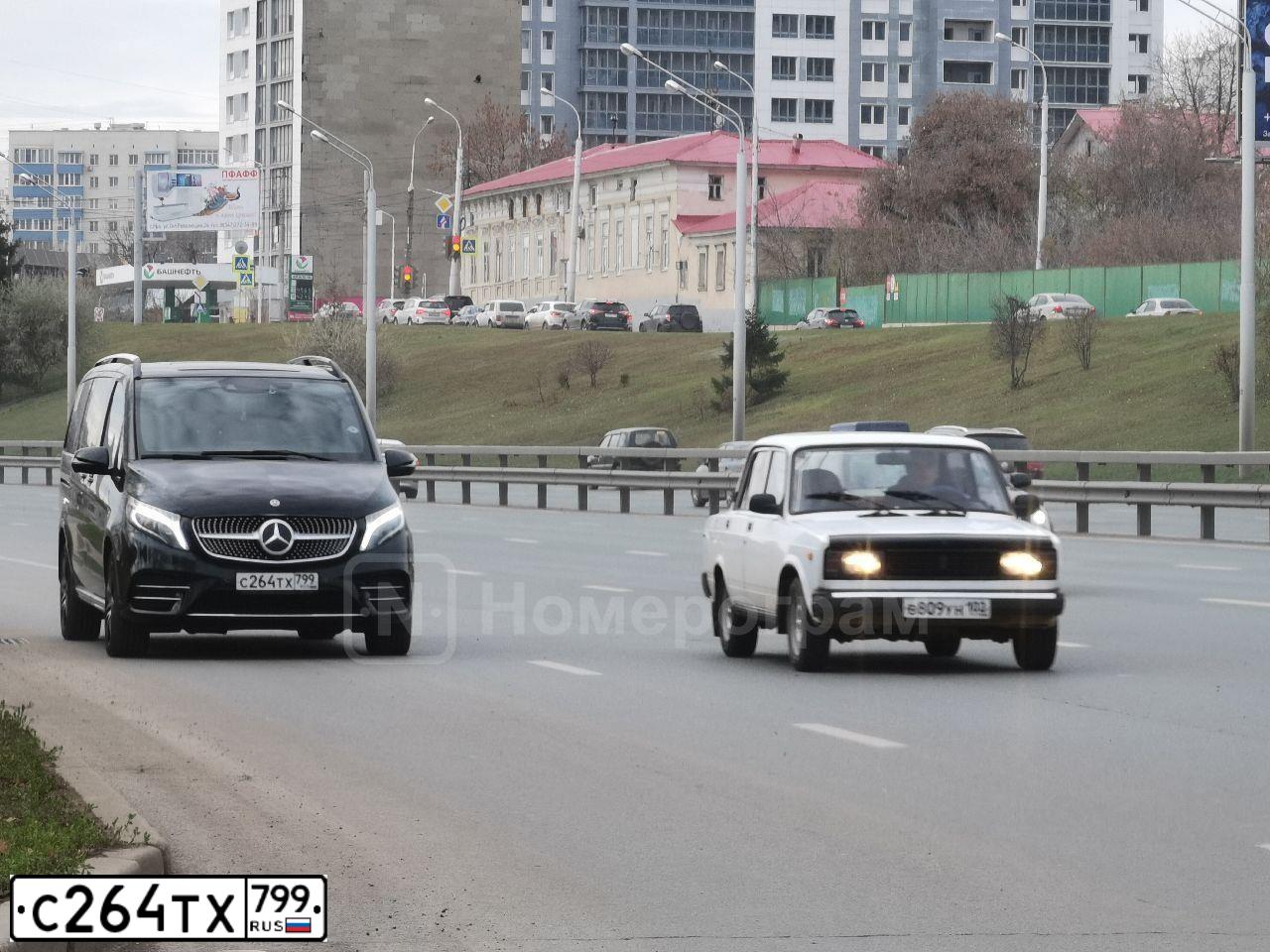 Фото автомобиля MERCEDES V-KLASSE, 2020 — госномер С264ТХ799. Цвет: ЧЕРНЫЙ
