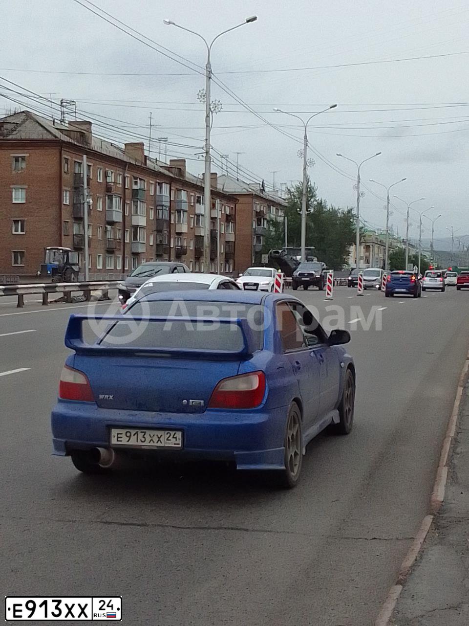 Фото автомобиля SUBARU IMPREZA, 2002 — госномер Е913ХХ24. Цвет: СИНИЙ