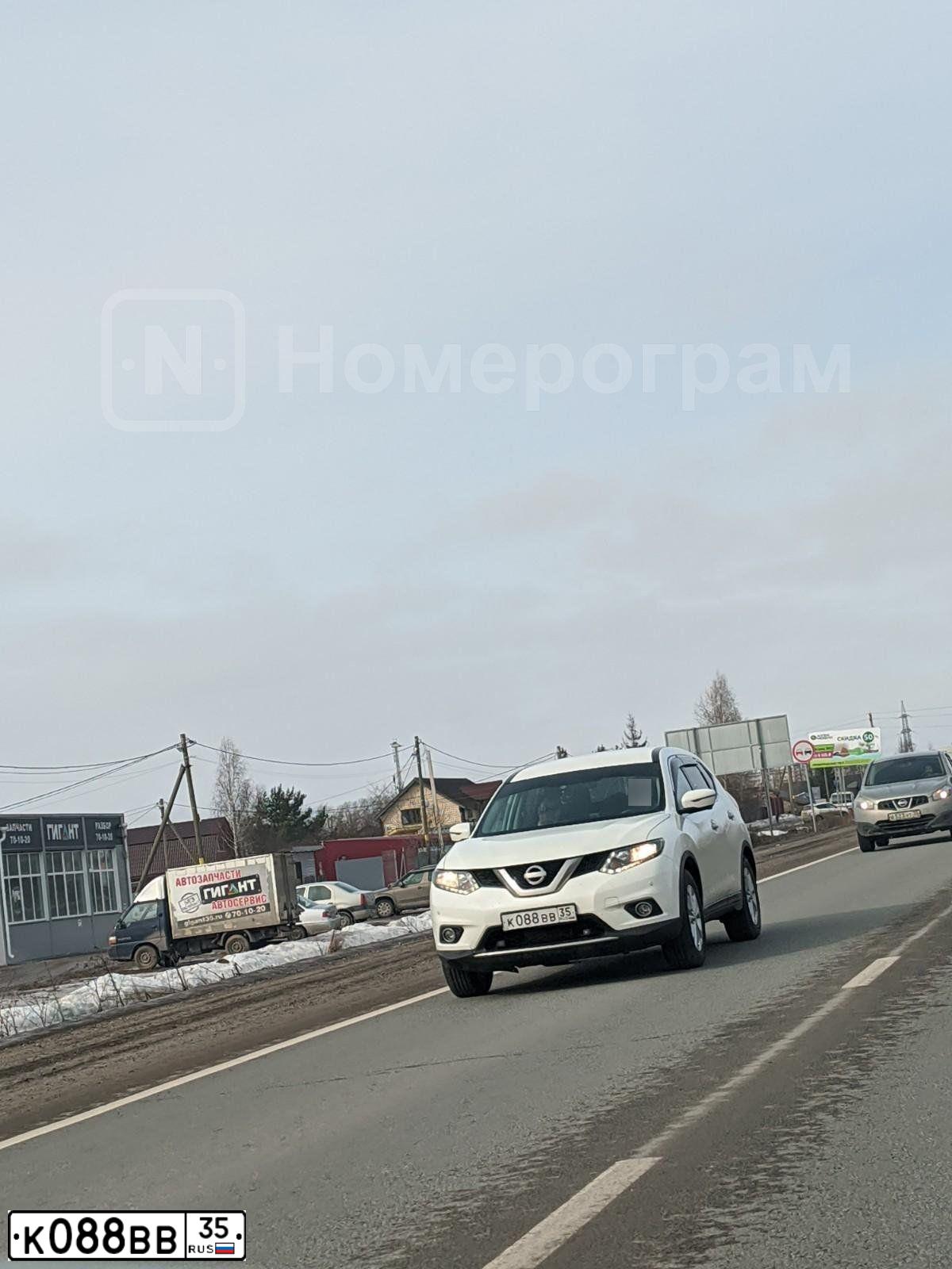 Фото автомобиля NISSAN X-TRAIL, 2018 — госномер К088ВВ35. Цвет: БЕЛЫЙ