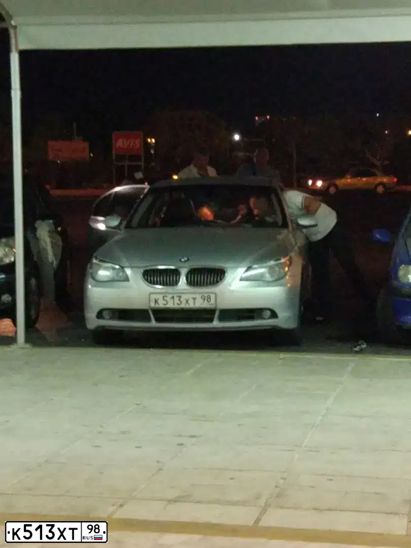 Фото автомобиля BMW SERIE 5, 2005 — госномер К513ХТ98. Цвет: Серебристый