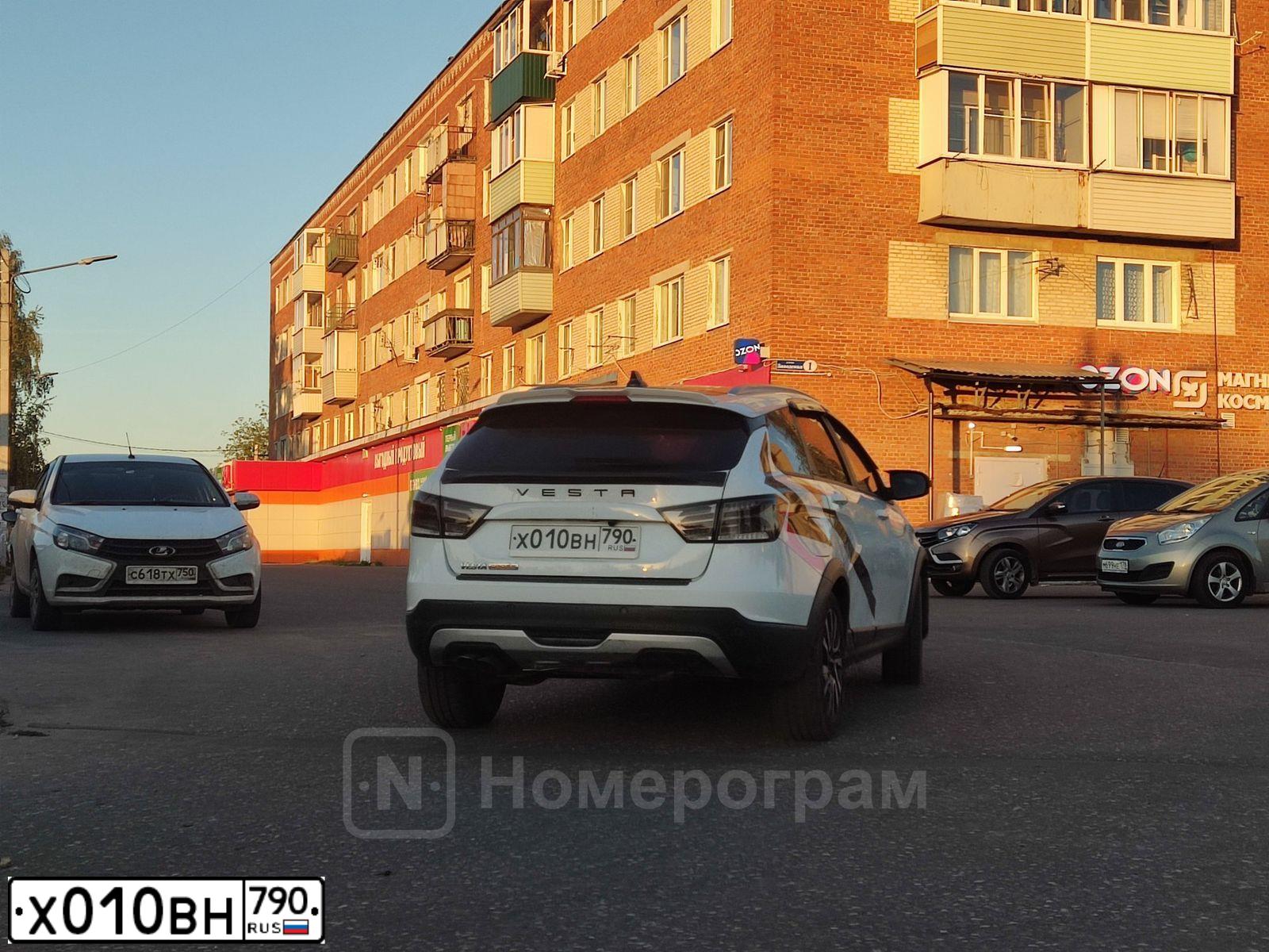 Фото автомобиля LADA VESTA GFК440, 2021 — госномер Х010ВН790. Цвет: МНОГОЦВЕТНЫЙ