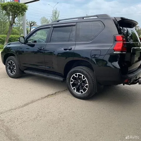 Фото автомобиля TOYOTA LANDCRUISER, 2020 — госномер Т057СЕ124. Цвет: ЧЕРНЫЙ