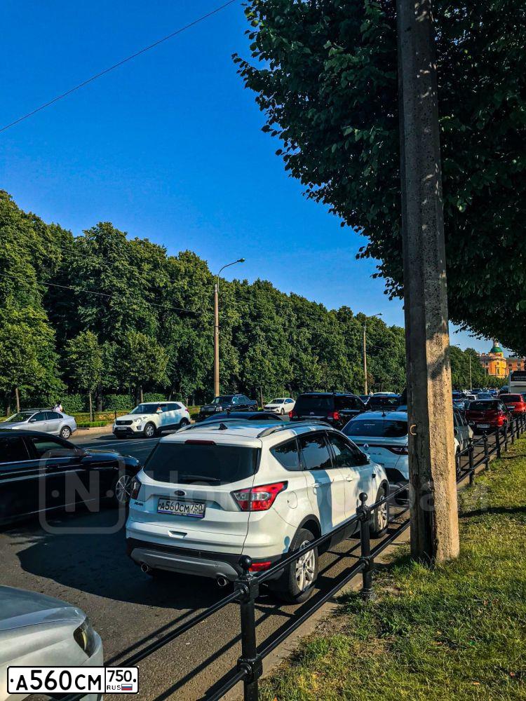 Фото автомобиля FORD KUGA, 2018 — госномер А560СМ750. Цвет: Белый