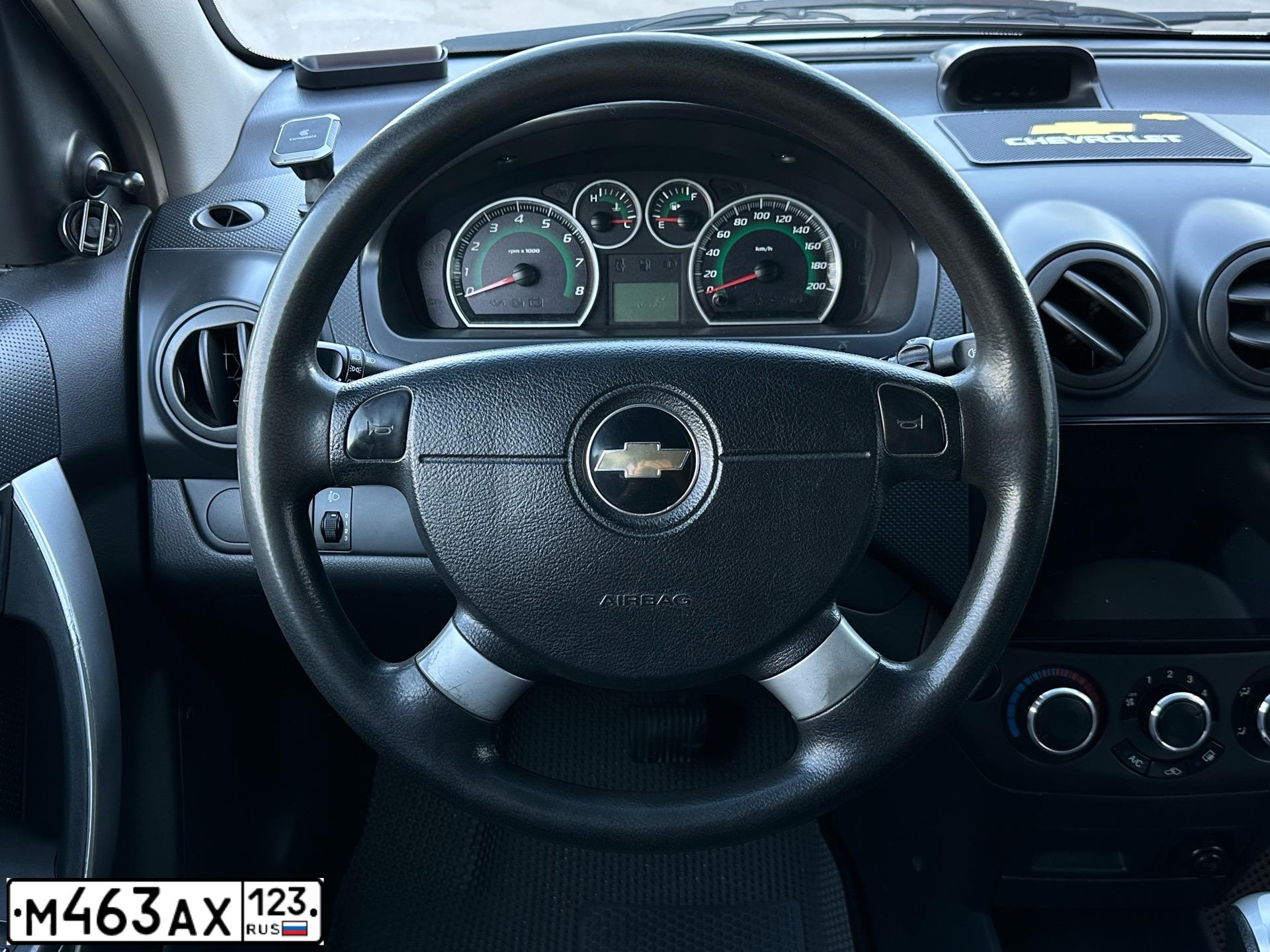 Фото автомобиля CHEVROLET AVEO, 2011 — госномер Е020НУ30. Цвет: Белый