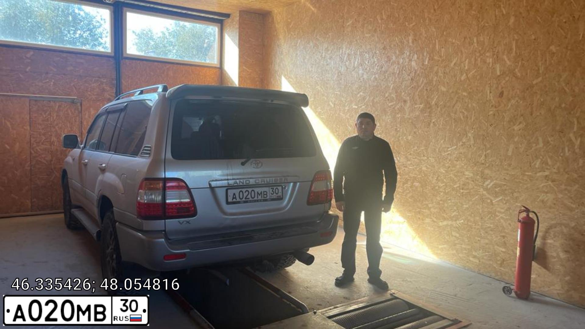Фото автомобиля TOYOTA LANDCRUISER, 2006 — госномер А020МВ30. Цвет: СЕРЕБРИСТЫЙ