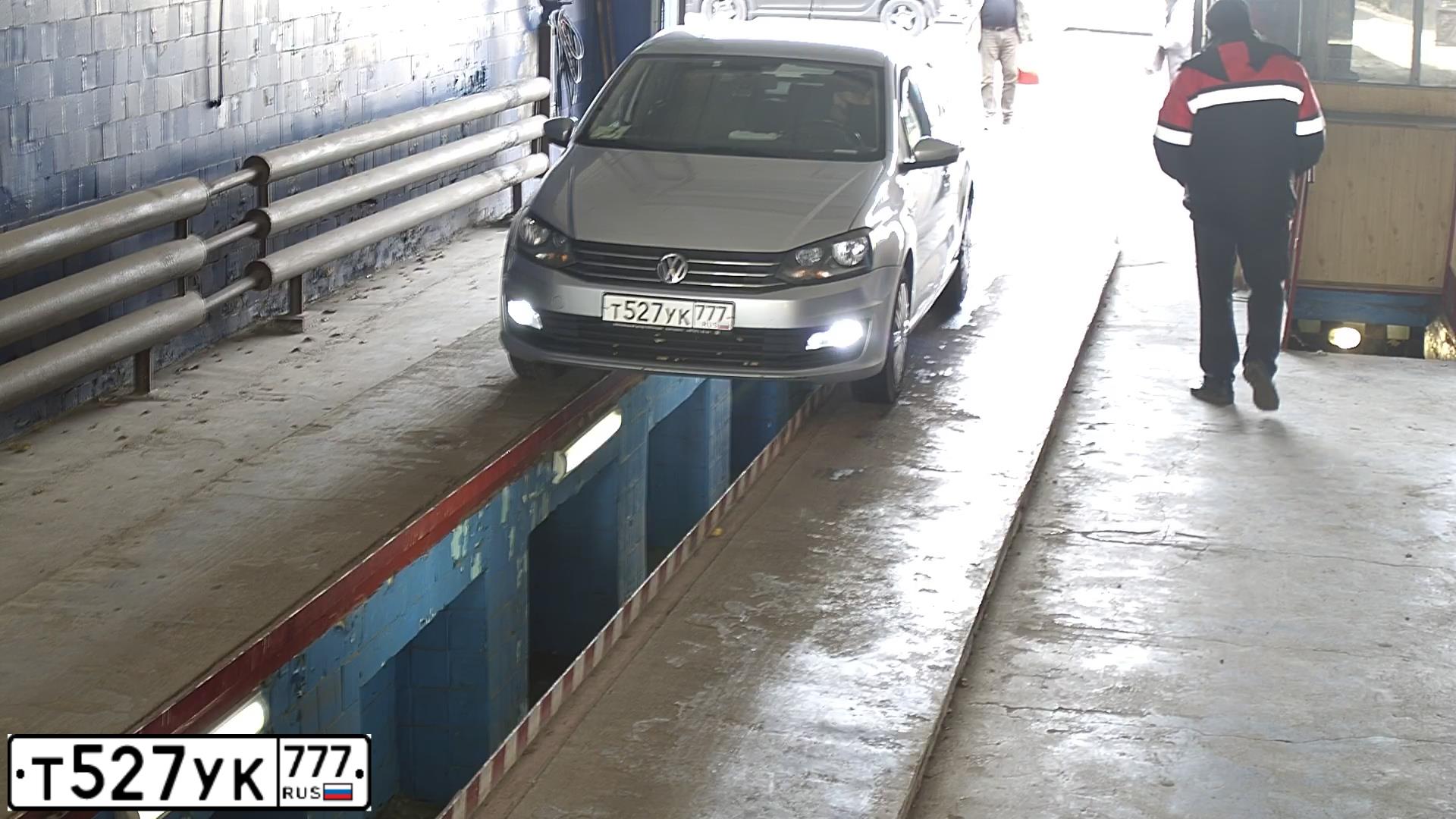 Фото автомобиля VOLKSWAGEN POLO, 2016 — госномер М215МА136. Цвет: Серебристый