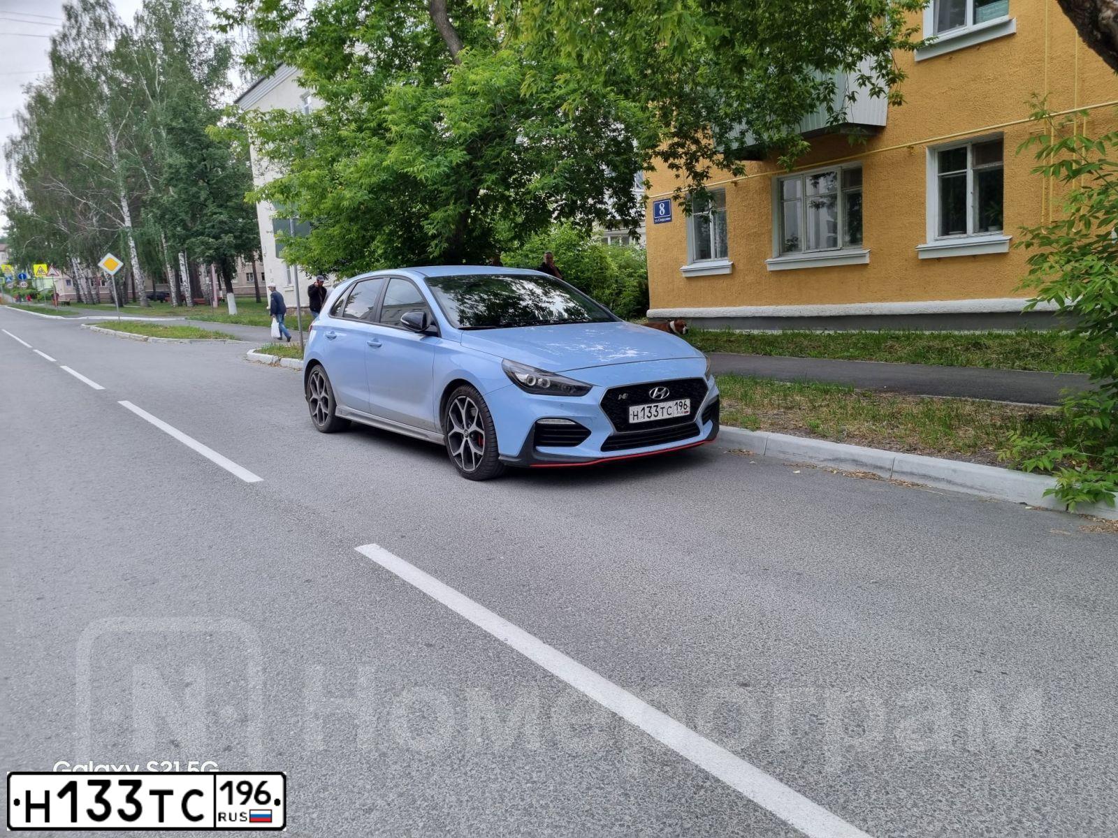 Фото автомобиля HYUNDAI I30, 2019 — госномер Е369МА198. Цвет: голубой