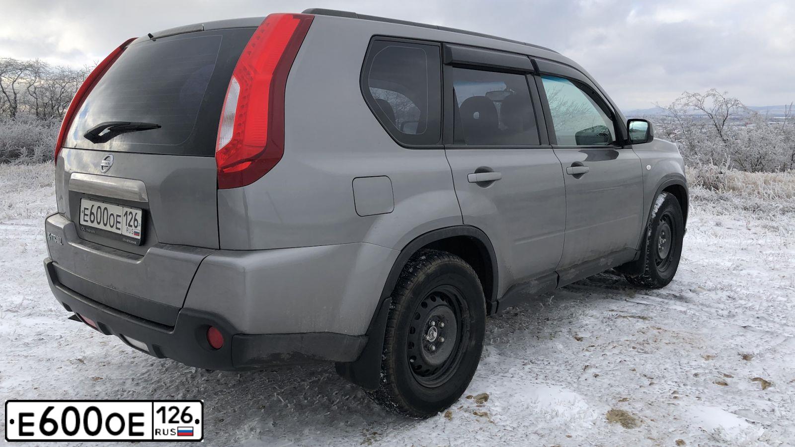Фото автомобиля NISSAN X-TRAIL, 2013 — госномер Е600ОЕ126. Цвет: СЕРЫЙ