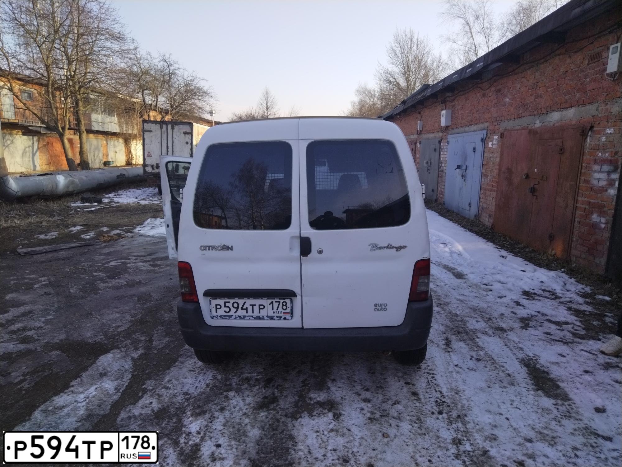 Фото автомобиля CITROEN BERLINGO, 2008 — госномер Р594ТР178. Цвет: Белый