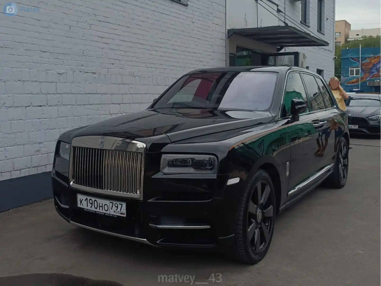 Фото автомобиля ROLLS-ROYCE CULLINAN, 2020 — госномер В393УТ797. Цвет: ЧЕРНЫЙ