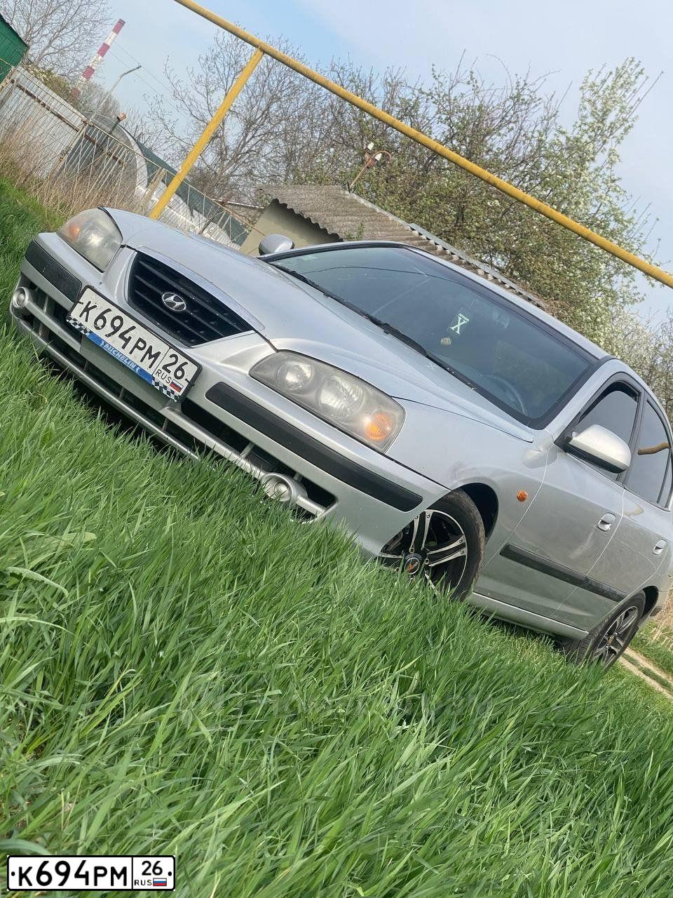 Фото автомобиля HYUNDAI ELANTRA, 2005 — госномер К694РМ26. Цвет: СЕРЕБРИСТЫЙ