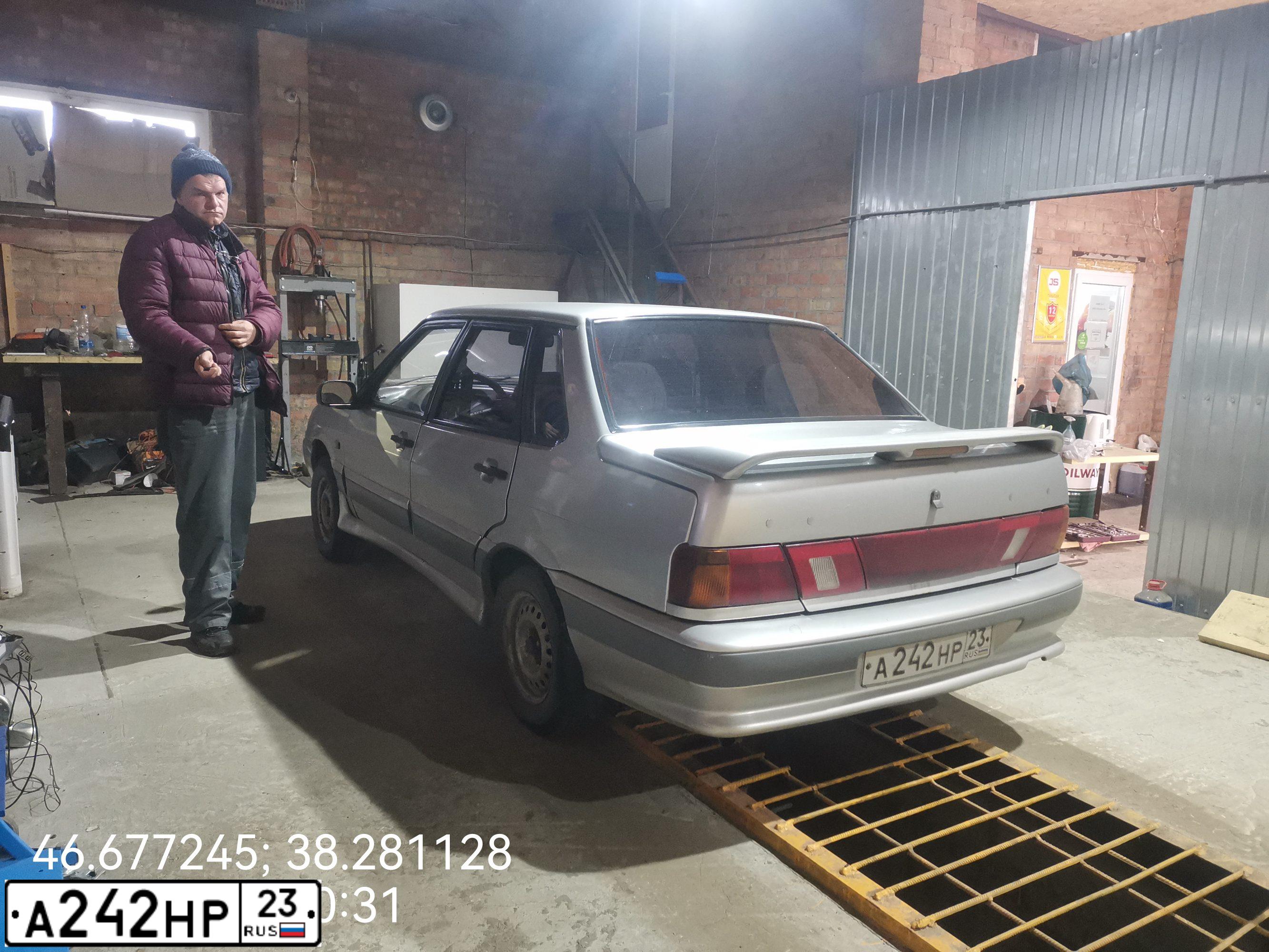 Фото автомобиля LADA 2115 SAMARA, 2001 — госномер А242НР23. Цвет: СВЕТЛО СЕРЕБРИСТЫЙ МЕТАЛЛ