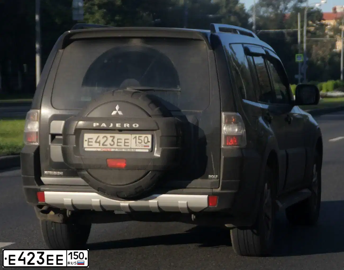Фото автомобиля MITSUBISHI PAJERO, 2012 — госномер Е423ЕЕ150. Цвет: ЧЕРНЫЙ