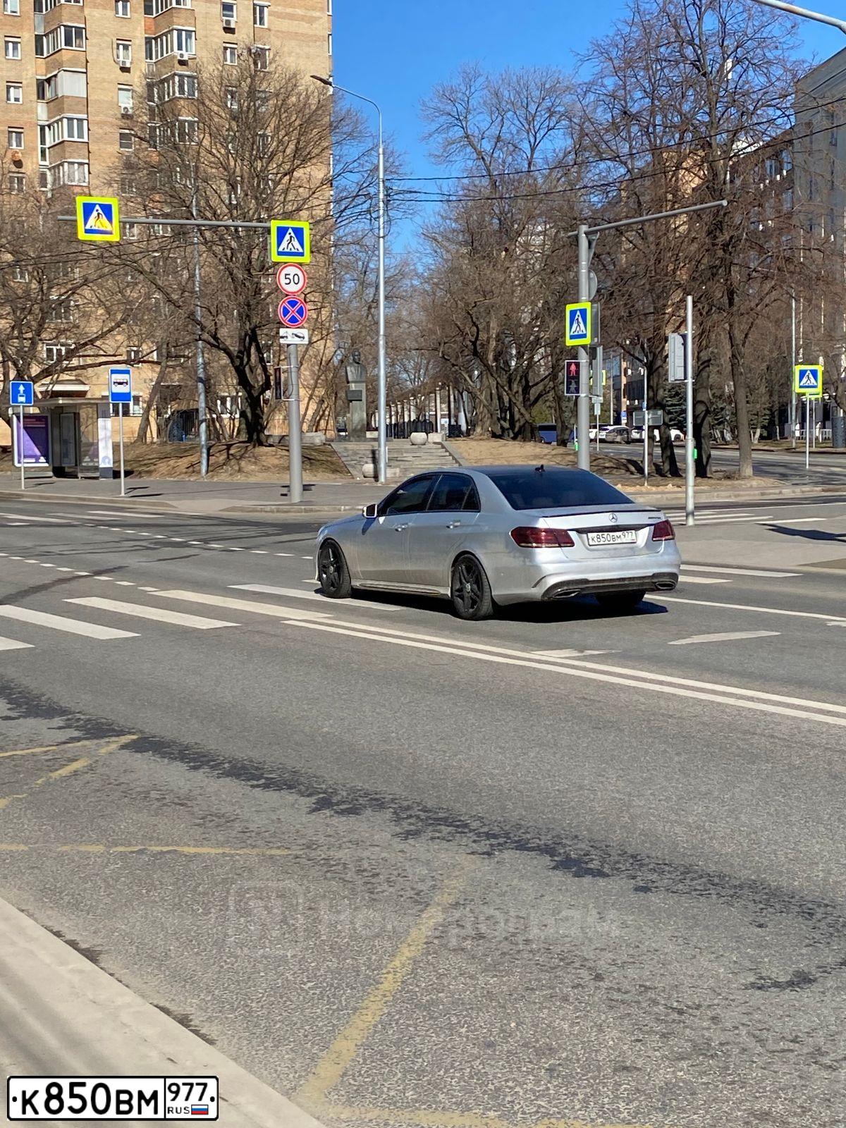 Фото автомобиля MERCEDES E-KLASSE, 2014 — госномер К850ВМ977. Цвет: Серебристый