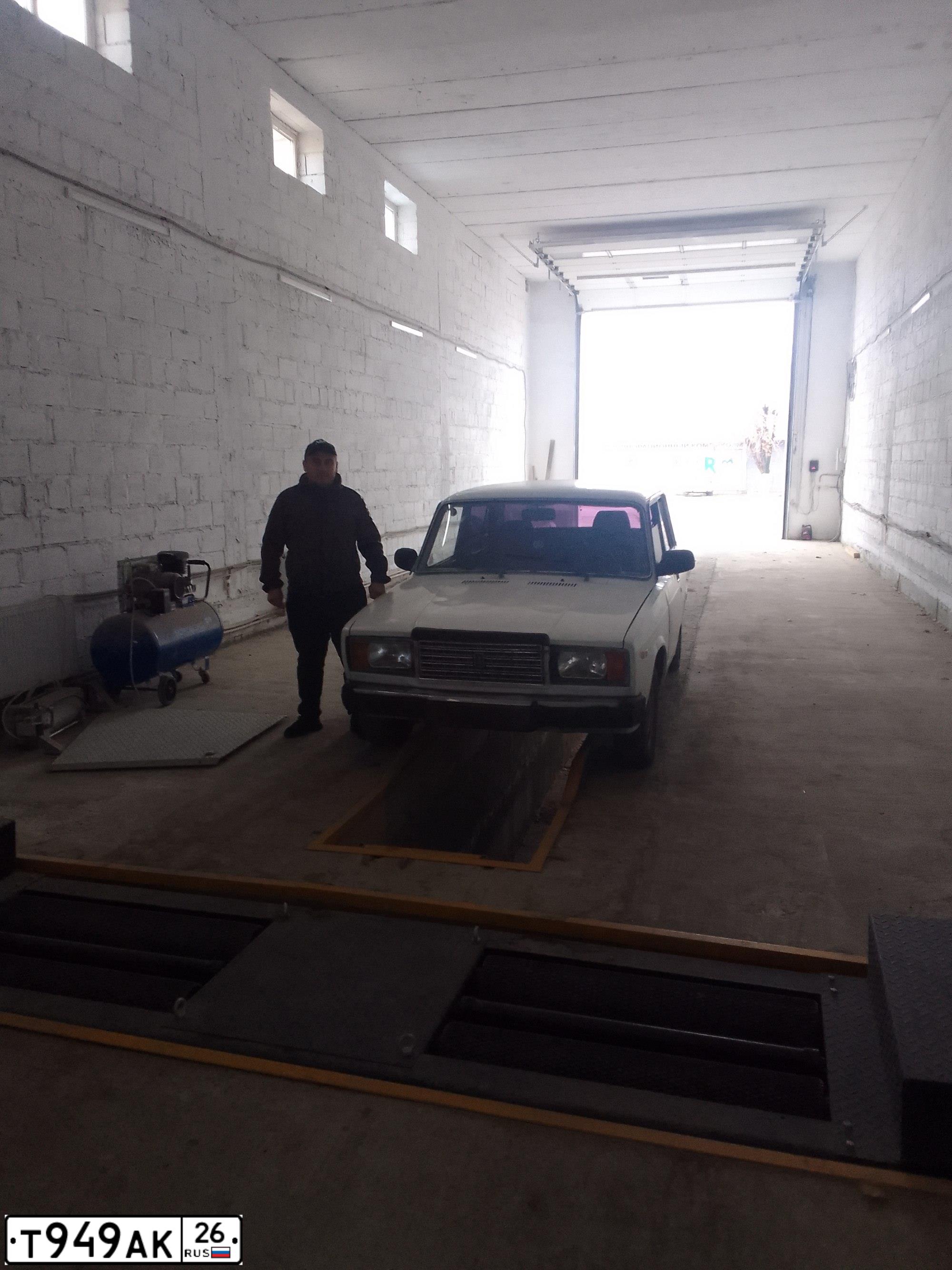 Фото автомобиля LADA 2107, 2004 — госномер Е029МО07. Цвет: ЯРКО-БЕЛЫЙ