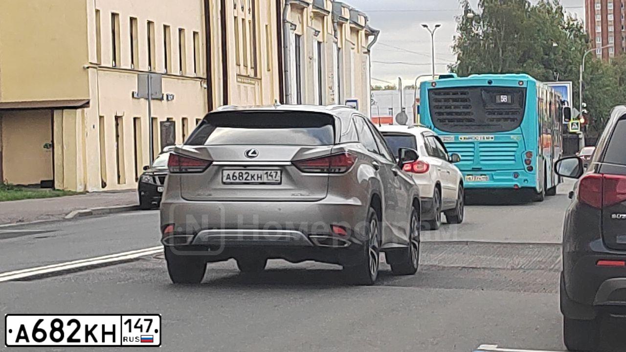 Фото автомобиля LEXUS RX, 2020 — госномер А682КН147. Цвет: СЕРЫЙ
