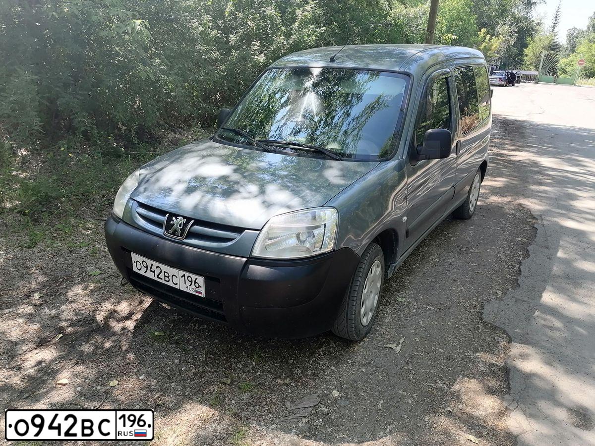 Фото автомобиля PEUGEOT PARTNER, 2010 — госномер О942ВС196. Цвет: СЕРЫЙ