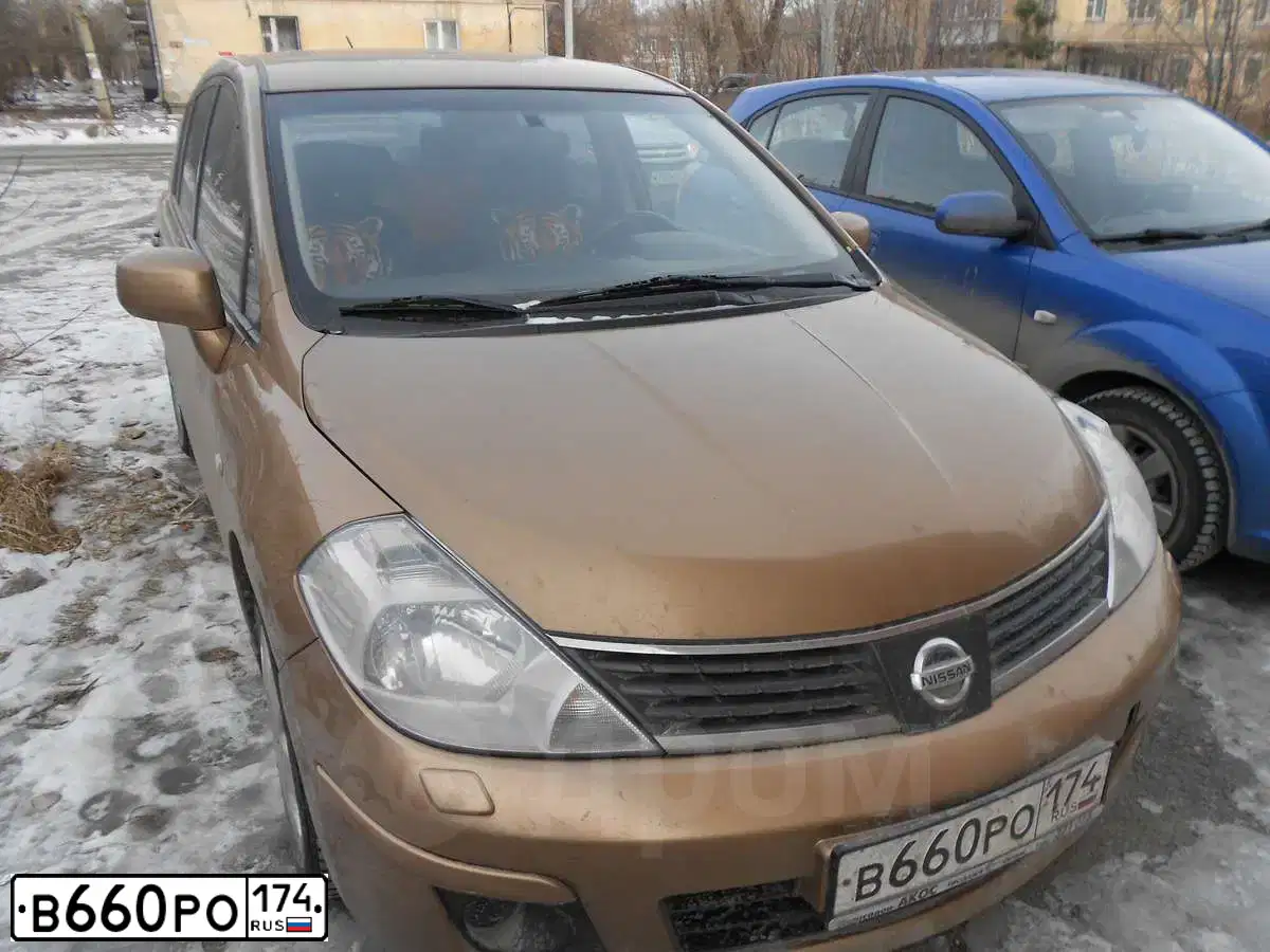Фото автомобиля NISSAN TIIDA, 2007 — госномер В660РО174. Цвет: БЕЖЕВЫЙ