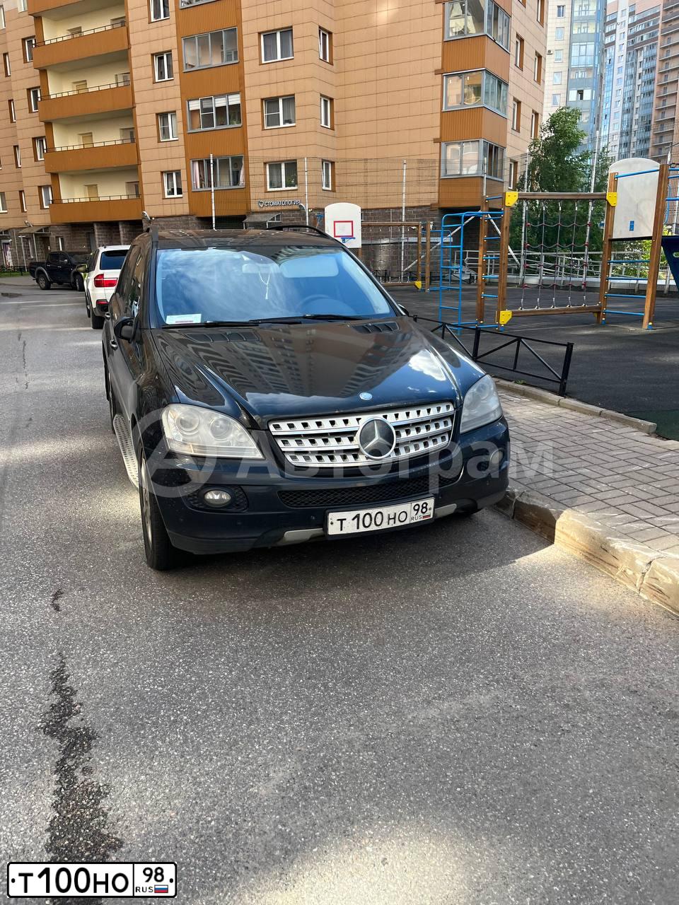 Фото автомобиля MERCEDES C-KLASSE, 2005 — госномер Х751КВ178. Цвет: ЧЕРНЫЙ