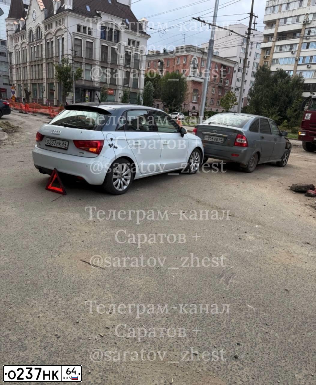Фото автомобиля AUDI A1 SPORTBACK, 2013 — госномер О237НК64. Цвет: БЕЛЫЙ