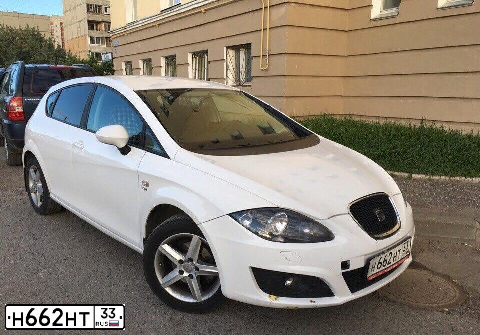 Фото автомобиля SEAT LEON, 2012 — госномер Н662НТ33. Цвет: БЕЛЫЙ