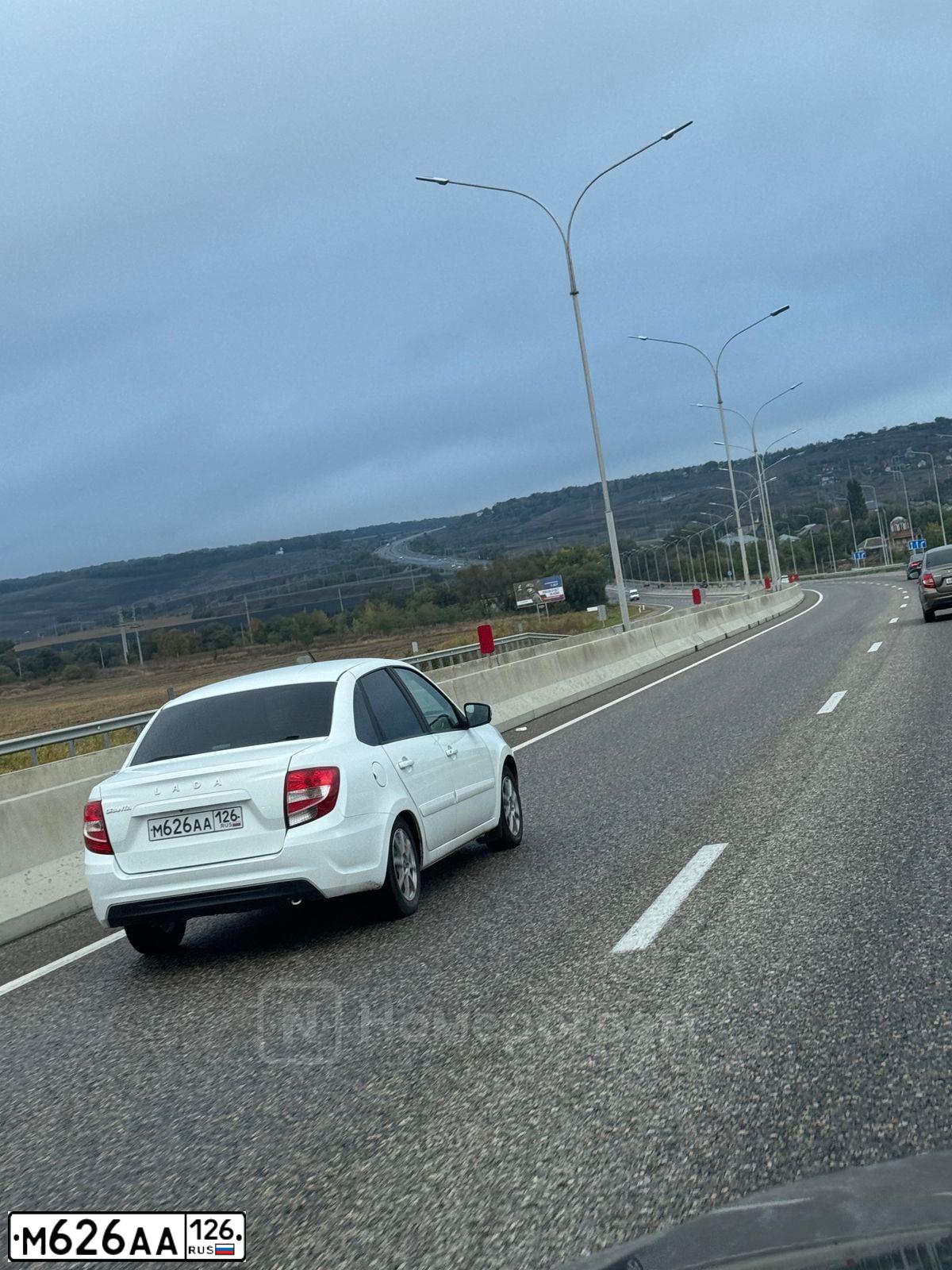 Фото автомобиля LADA 2190 GRANTA, 2018 — госномер М850ВВ126. Цвет: Коричневый