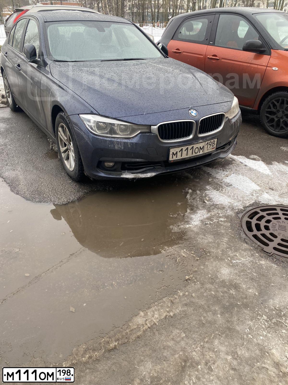 Фото автомобиля BMW SERIE 3, 2017 — госномер М111ОМ198. Цвет: Темно-синий