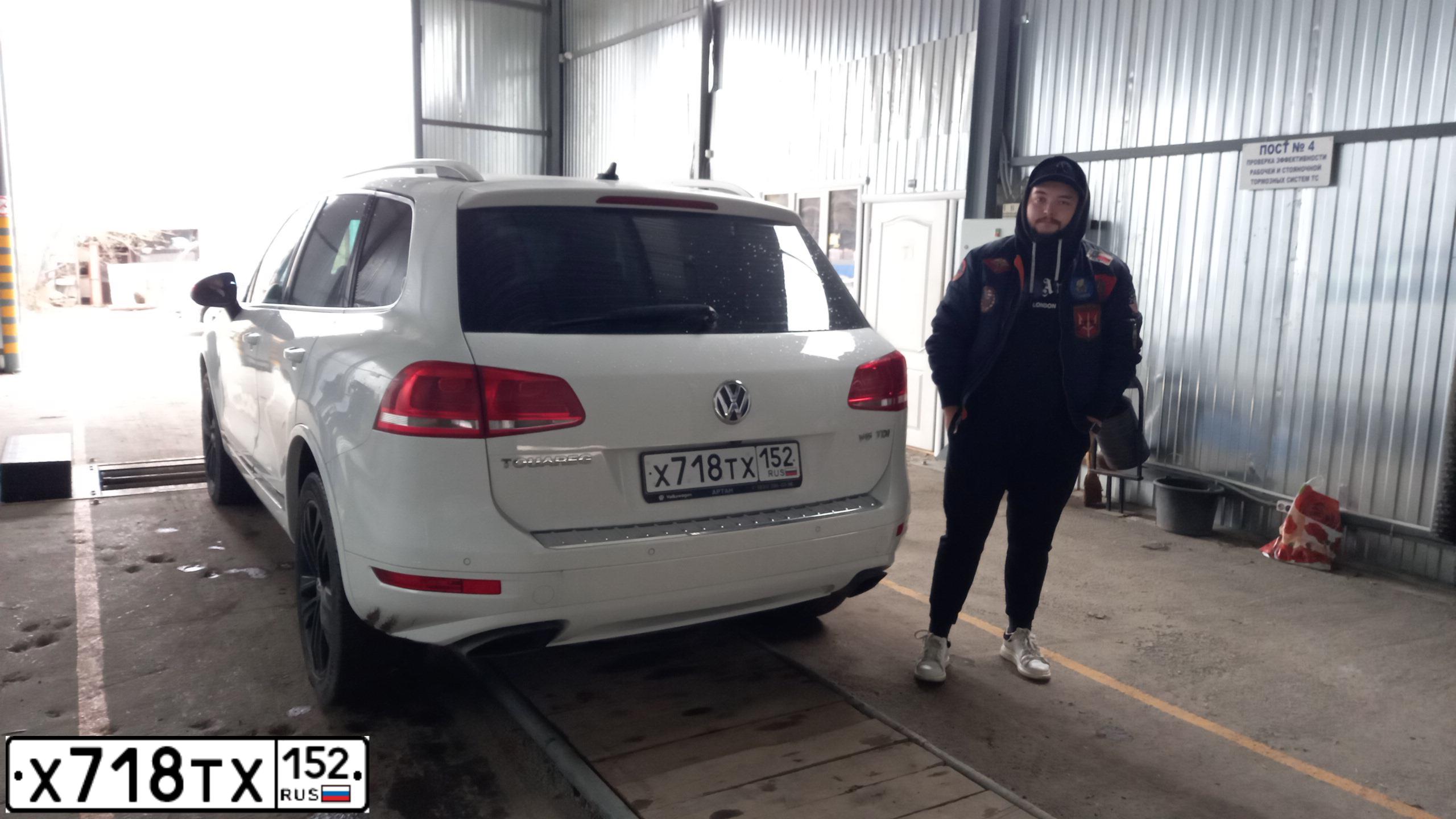Фото автомобиля VOLKSWAGEN TOUAREG, 2013 — госномер О414ОО52. Цвет: Белый