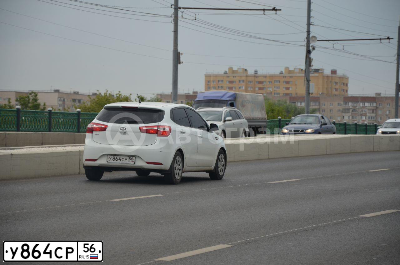 Фото автомобиля KIA RIO, 2014 — госномер У864СР56. Цвет: БЕЛЫЙ