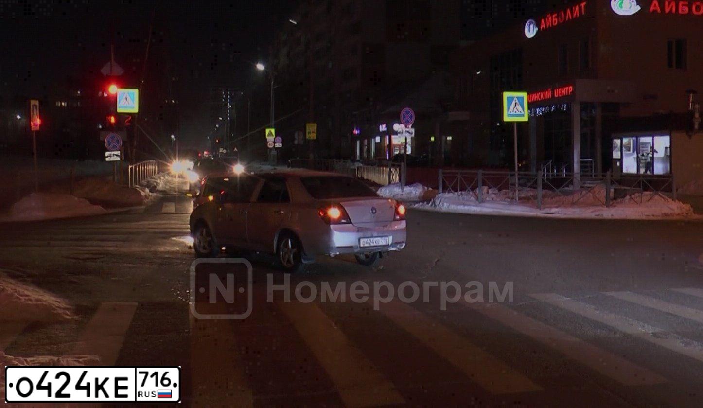 Фото автомобиля GEELY MK, 2012 — госномер О424КЕ716. Цвет: СЕРЕБРО