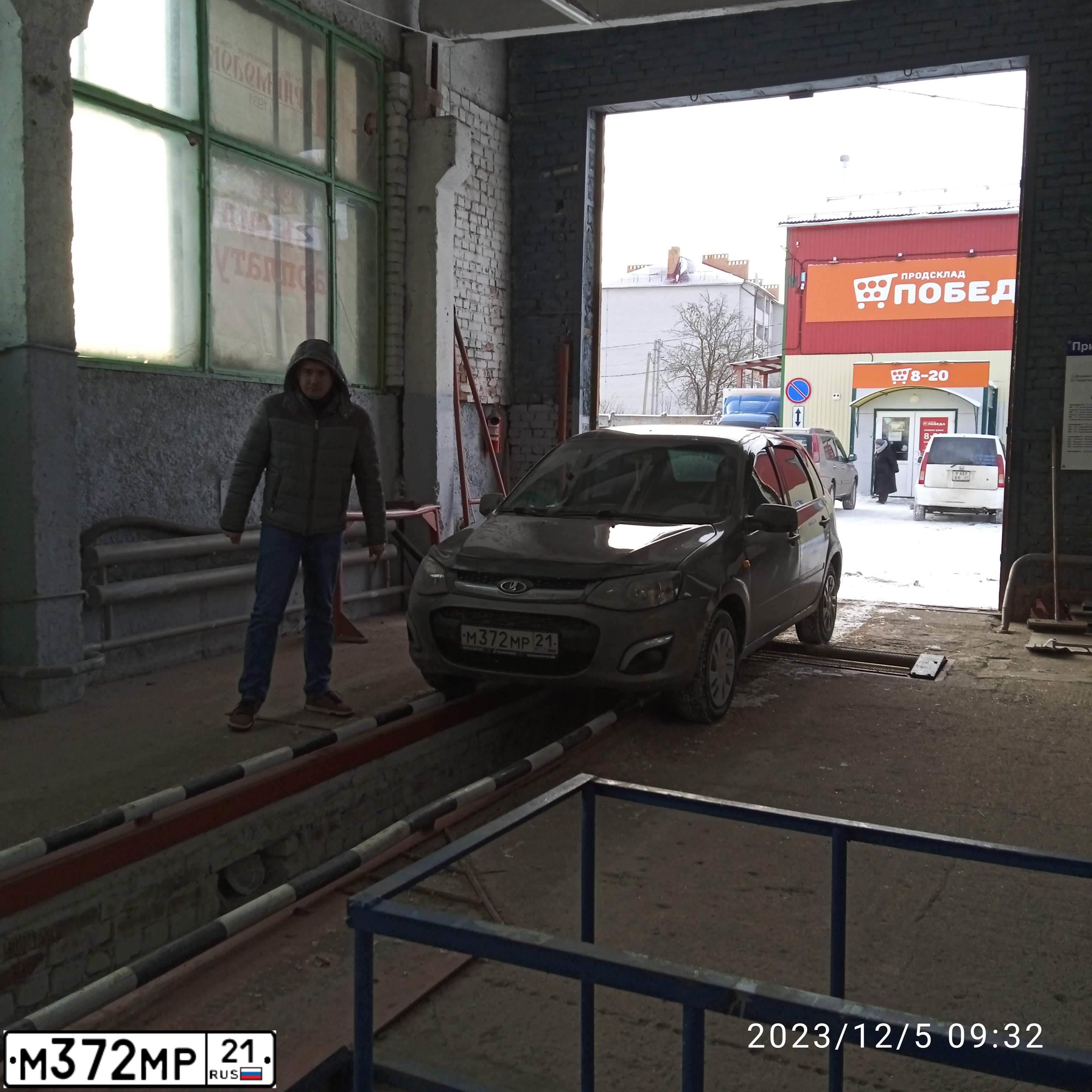 Фото автомобиля LADA 2192 KALINA, 2015 — госномер М372МР21. Цвет: золотисто коричневый