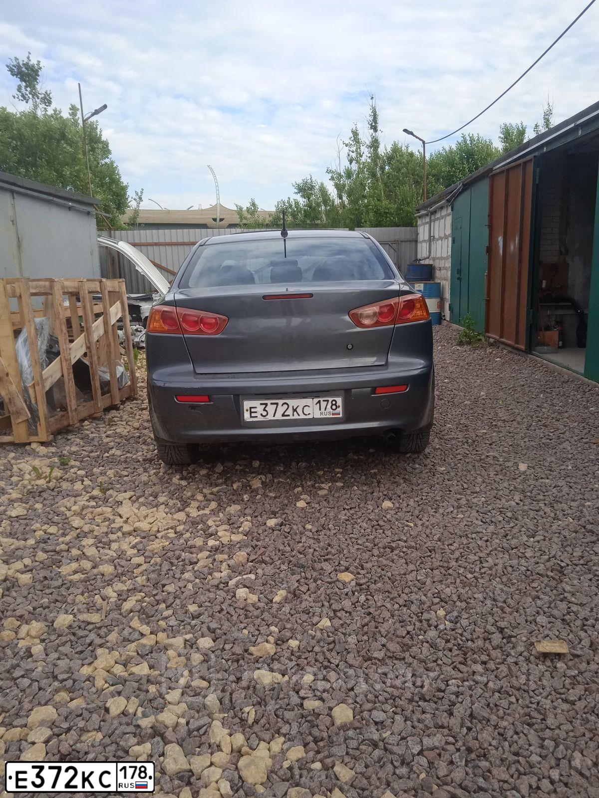 Фото автомобиля MITSUBISHI LANCER, 2007 — госномер Е372КС178. Цвет: СЕРЫЙ