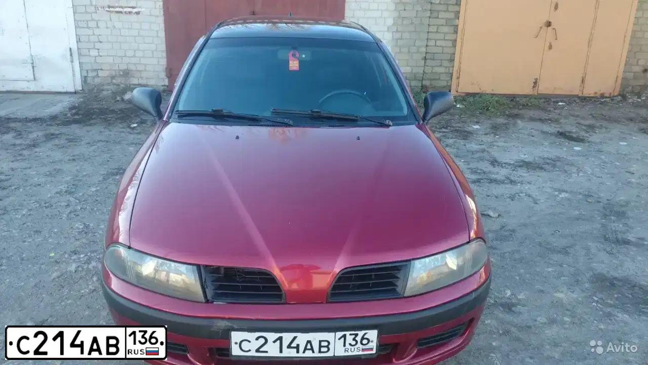 Фото автомобиля MITSUBISHI CARISMA, 2001 — госномер М216КР28. Цвет: Красный