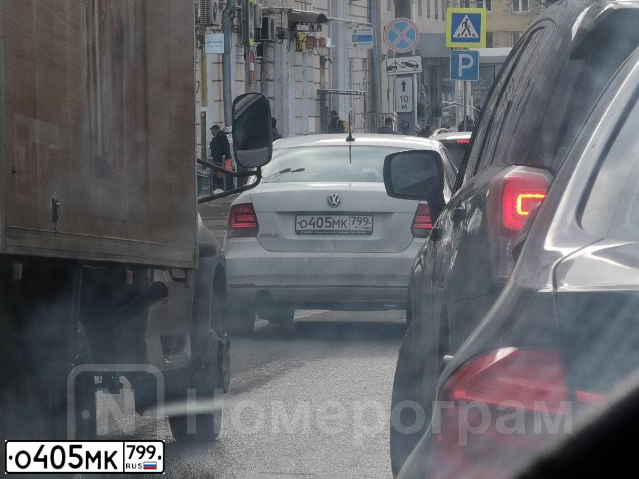 Фото автомобиля VOLKSWAGEN POLO, 2018 — госномер О405МК799. Цвет: Белый
