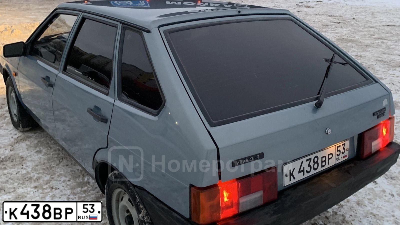 Фото автомобиля LADA 2109 SAMARA, 2002 — госномер М676АТ53. Цвет: Серый