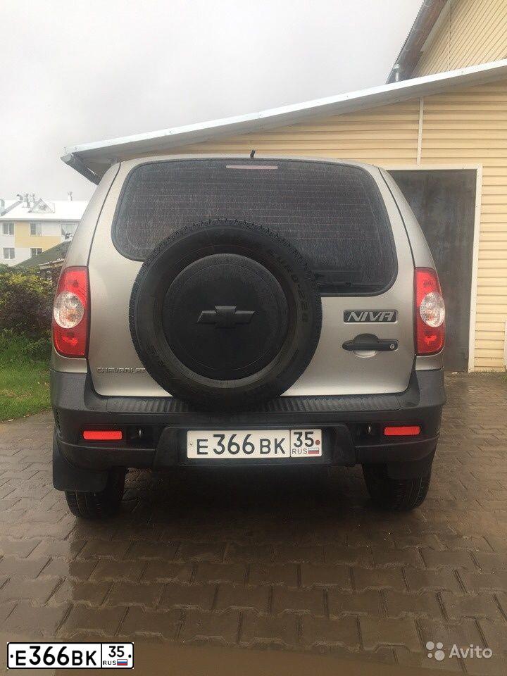 Фото автомобиля CHEVROLET NIVA, 2010 — госномер Е366ВК35. Цвет: СЕРО-КОРИЧНЕВЫЙ