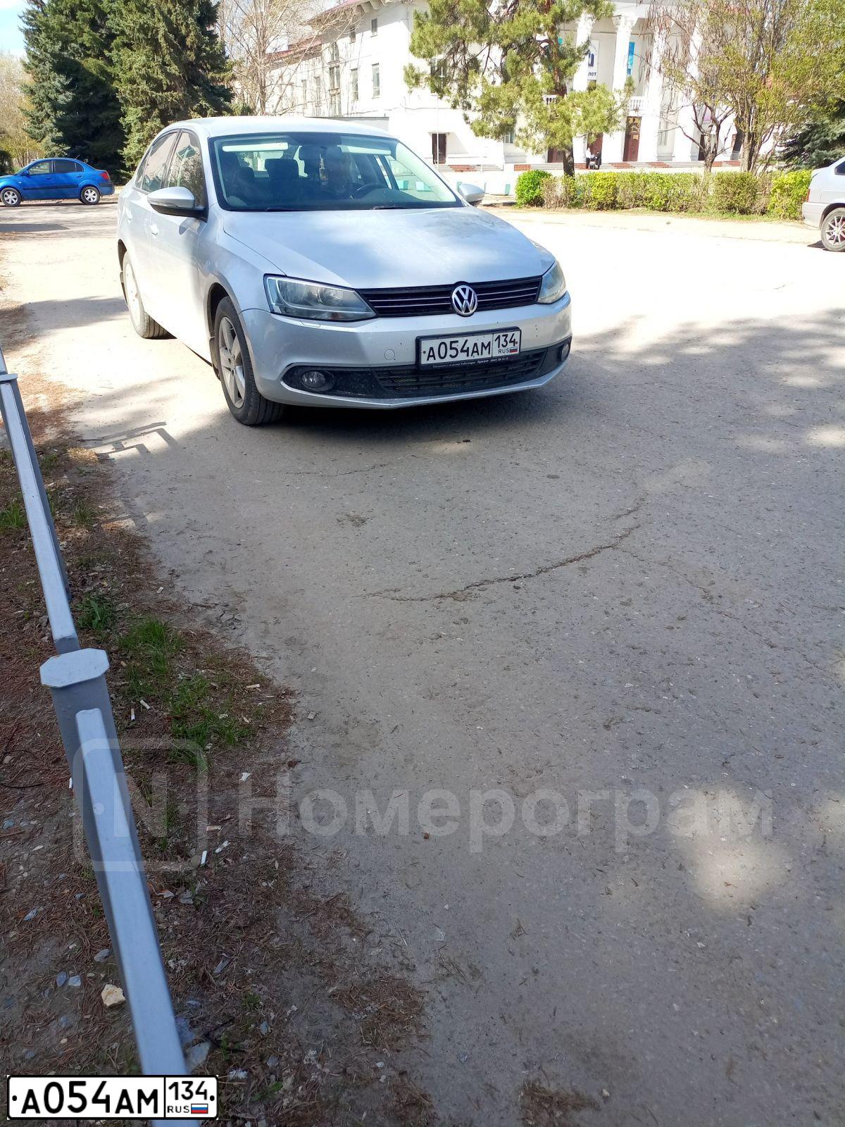 Фото автомобиля VOLKSWAGEN JETTA, 2013 — госномер А054АМ134. Цвет: Серебристый