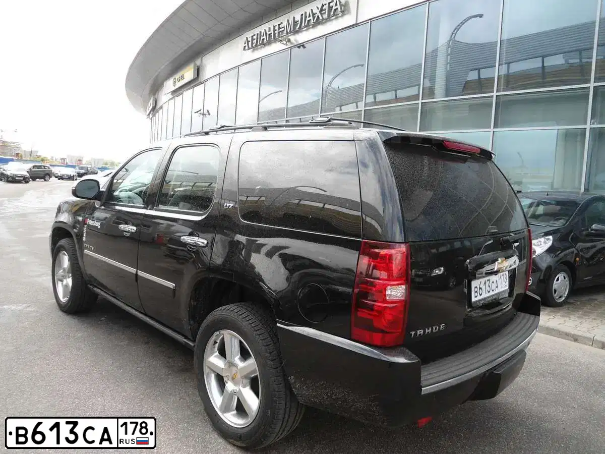 Фото автомобиля CHEVROLET TAHOE, 2012 — госномер Т200УС178. Цвет: ЧЕРНЫЙ