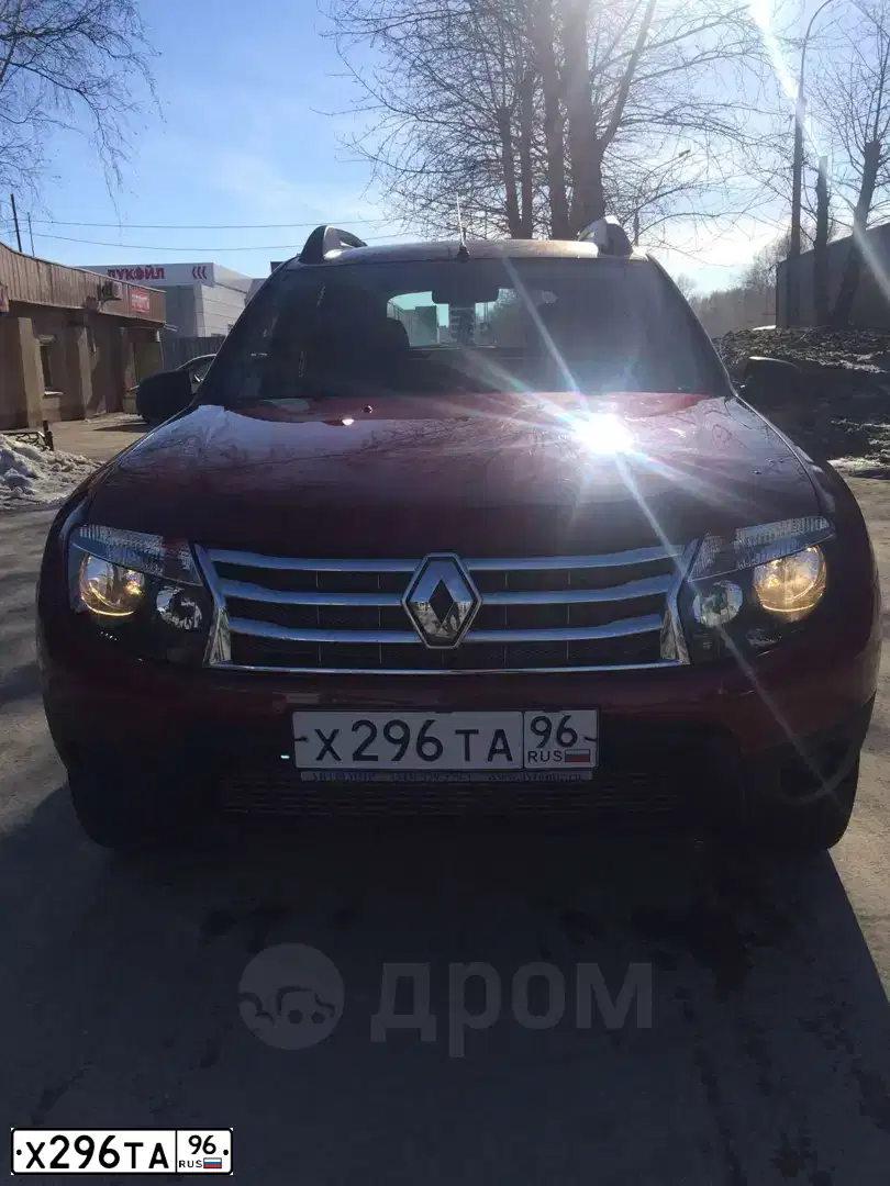 Фото автомобиля RENAULT DUSTER, 2012 — госномер Х296ТА96. Цвет: Красный