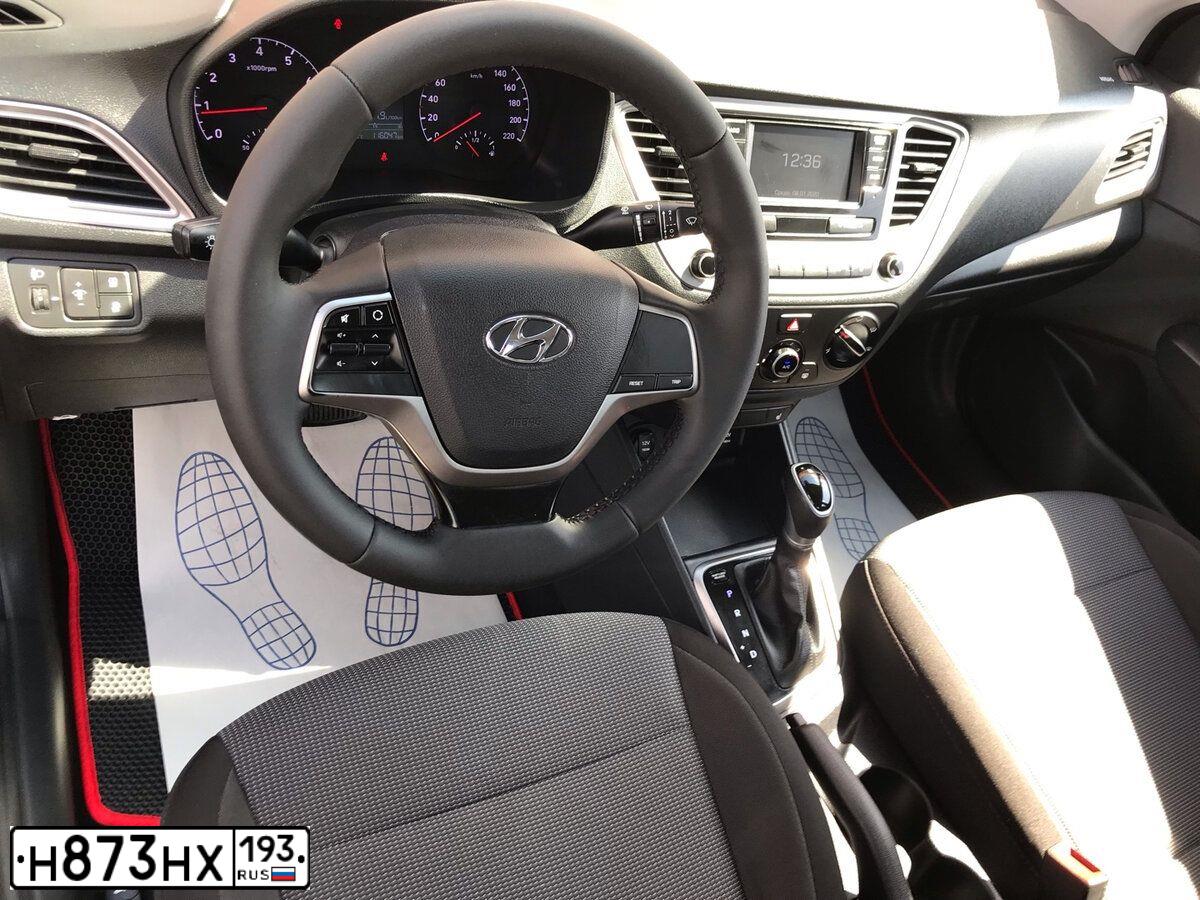 Фото автомобиля HYUNDAI SOLARIS, 2019 — госномер Е086ОУ198. Цвет: ЧЕРНЫЙ